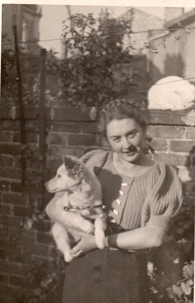 Lialia avec son chien Toukour dans les années 1930