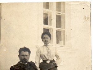 le père la mère de Lialia devant leur propriété ukrainienne de Grouchevka