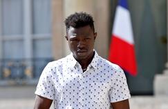 A 22-year old Mamoudou Gassama from Mali leaves the presidential Elysee Palace after his meeting with French President in Paris, on May, 28, 2018. Mamoudou Gassama living illegally in France is being honored by French President for scaling an apartment building on May 26 to save a 4-year-old child dangling from a fifth-floor balcony. / AFP PHOTO / POOL / Thibault Camus
