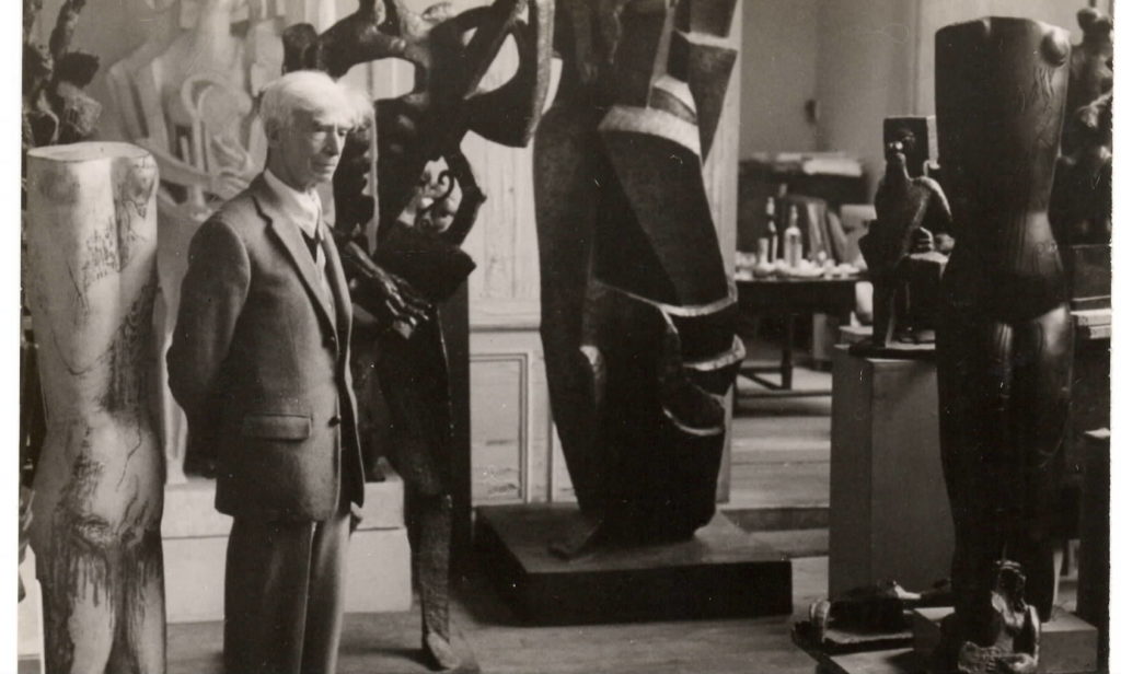 Ossip Zadkine dans son atelier rue d'Assas, vers 1965